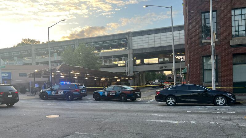 Las autoridades indicaron que la víctima, cuya identidad no ha sido revelada, recibió dos...