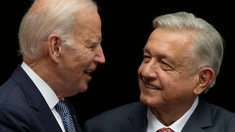 El presidente de México, Andrés Manuel López Obrador, a la derecha, y su homólogo...