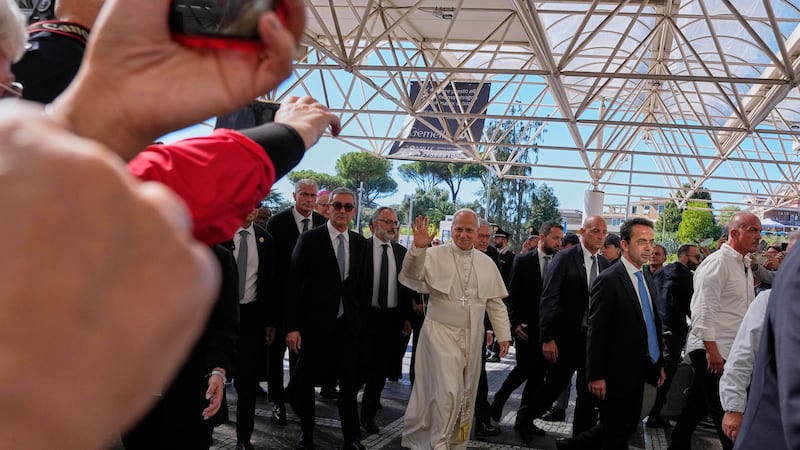 El papa León XIV llega a la Policlínica Agostino Gemelli en Roma, el martes 13 de octubre de...