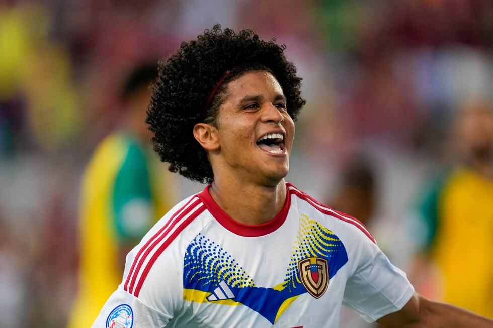 Eduard Bello celebra tras marcar el primer gol de Venezuela ante Jamaica en el partido por el...