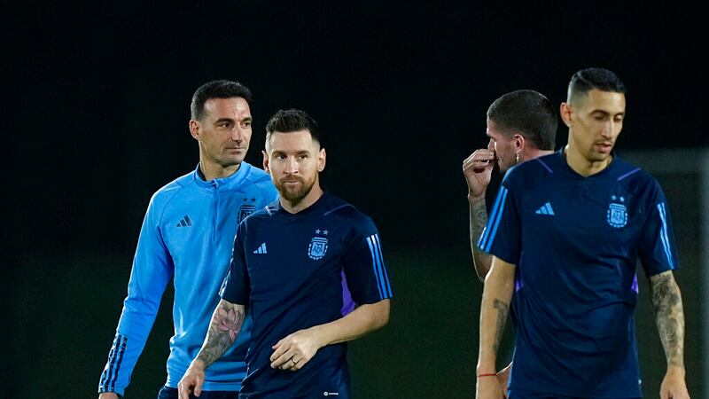 El técnico de Argentina Lionel Scaloni (izquierda) dirige un entrneamiento al lado de Lionel...