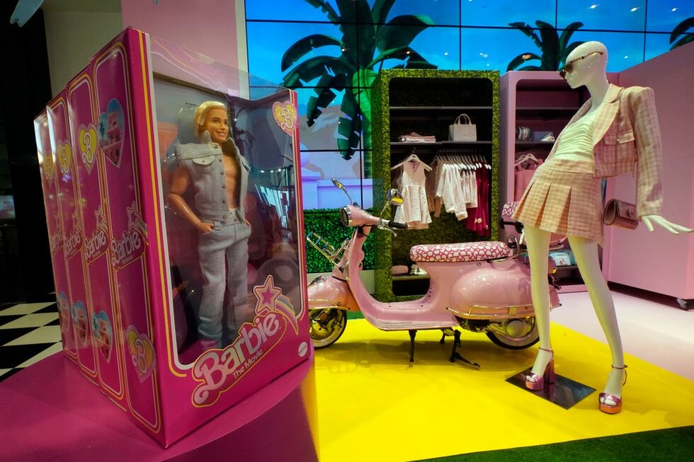 Mercancía de temática de Barbie se exhibe en una sección especial en Bloomingdale's, en Nueva...