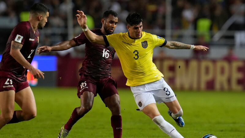 Piero Hincapié, de la selección de Ecuador, conduce el balón delante de Cristian Casseres, de...