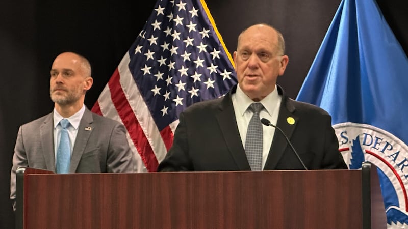 El zar fronterizo de la Casa Blanca, Tom Homan, ofrece una conferencia de prensa en el...