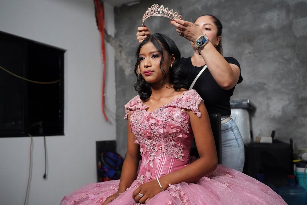 Una estilista prepara a Isela Santiago Morales para su Quinceañera, organizado por la...