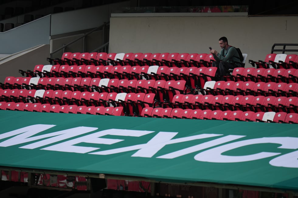 Un hombre se sienta en las gradas del estadio de la Ciudad de México, el miércoles 10 de junio...