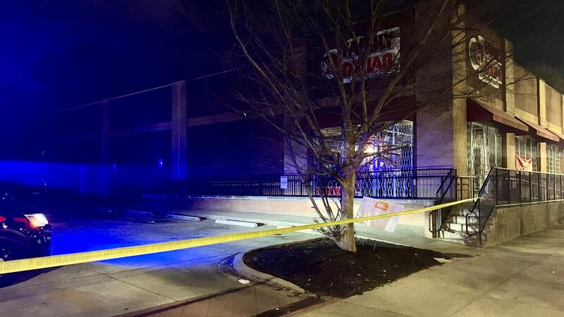 Según el reporte de la policía, el incidente ocurrió a las afueras de la tienda ubicada en 226...