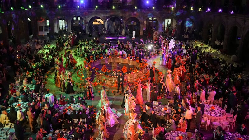 Las concursantes de Miss Universo participan en La Gala de las Catrinas para celebrar el Día...