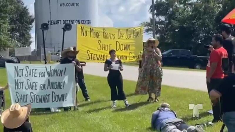 Activistas protestaron en agosto del año pasado frente al centro de detención de Stewart para...