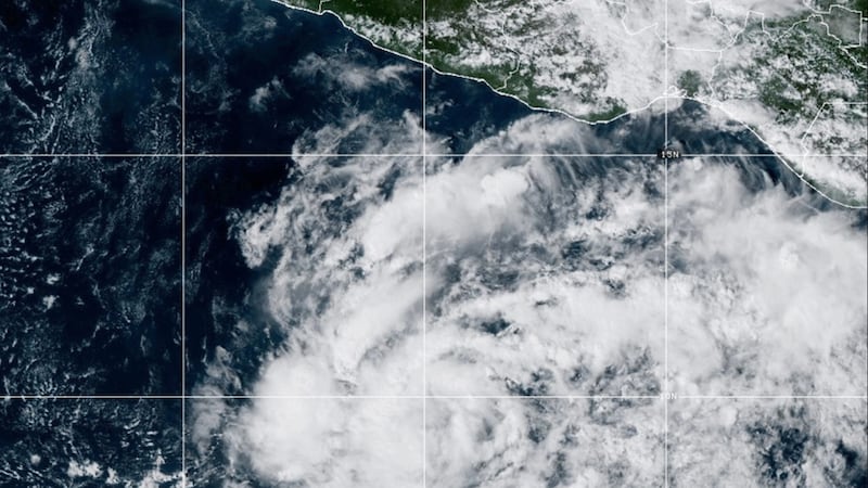 Esta imagen por satélite de la Oficina Nacional de Administración Oceánica y Atmosférica de...