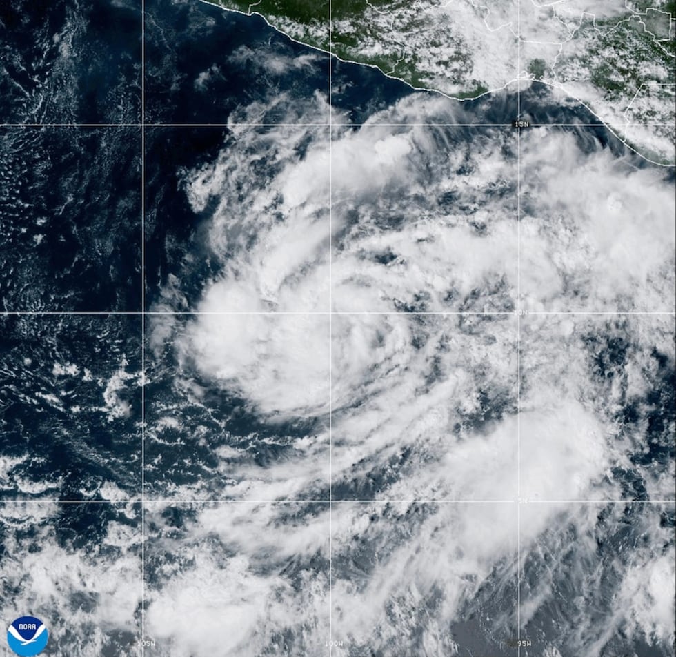 Esta imagen por satélite de la Oficina Nacional de Administración Oceánica y Atmosférica de...