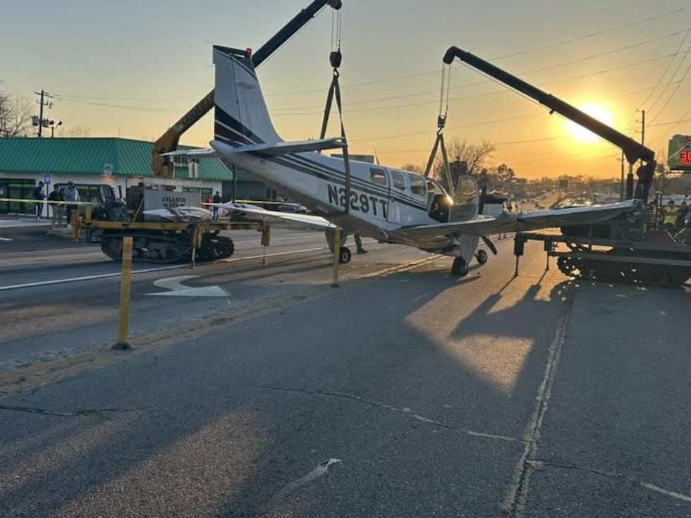 La carretera estuvo cerrada durante horas, pero alrededor de las 6:15 p. m., el avión fue...
