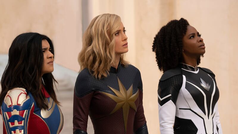 En esta imagen proporcionada por Disney, Iman Vellani como Ms. Marvel, de izquierda a derecha,...