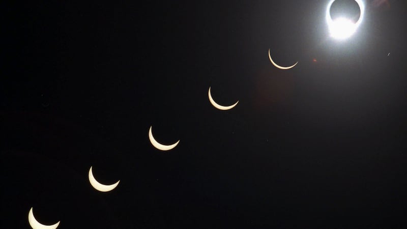 ARCHIVO - La progresión de un eclipse solar total se ve en una fotografía de exposición...