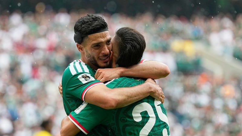 El mexicano Raúl Jiménez abraza a su compañero Roberto Alvarado, a la derecha, tras marcar el...