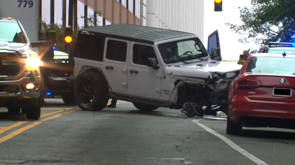 Suspect hurt after crashing stolen car in Downtown Atlanta
