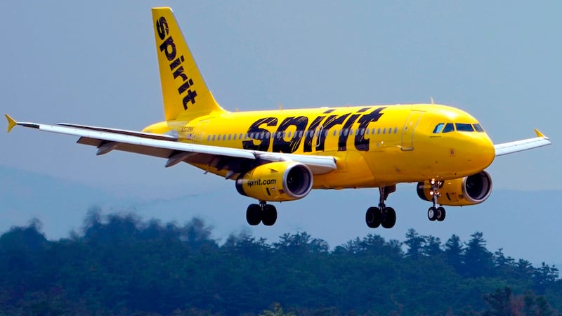 ARCHIVO - Un Airbus 319 de la aerolínea Spirit se aproxima al aeropuerto regional...