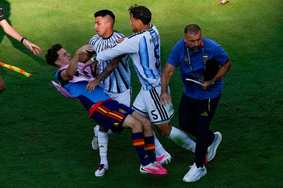 El centrocampista español Gavi cae el piso en medio de una pelea con los argentinos Leandro...
