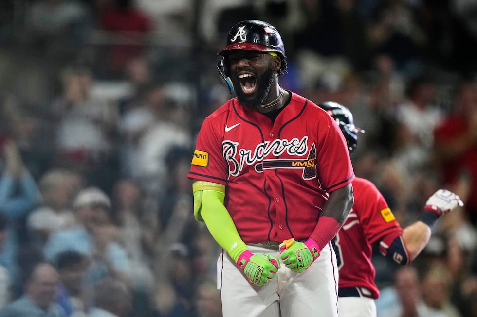Michael Harris II, de los Bravos de Atlanta, festeja su jonrón de tres carreras ante los Filis...