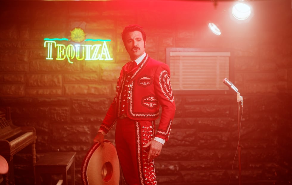 En esta imagen proporcionada por Caracol Televisión, Jaime Camil en una escena de la serie "El...