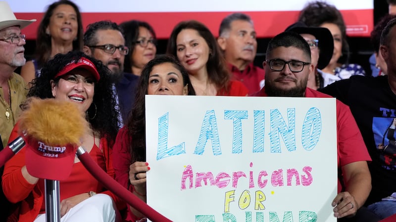 Aprobación de Trump entre hispanos cae drásticamente desde enero: encuesta AP-NORC