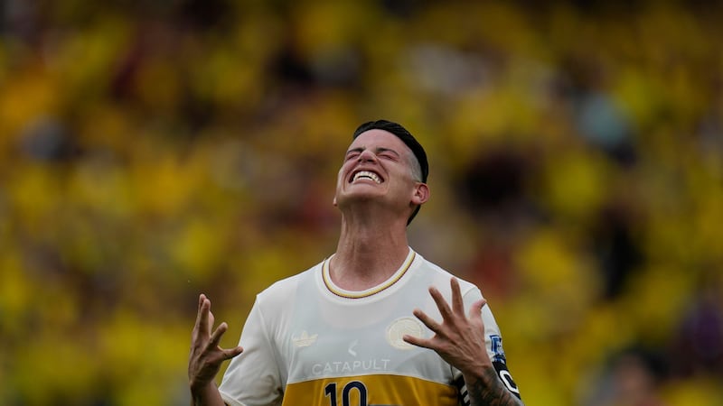 El volante colombiano James Rodríguez gesticula durante el partido contra Chile por las...