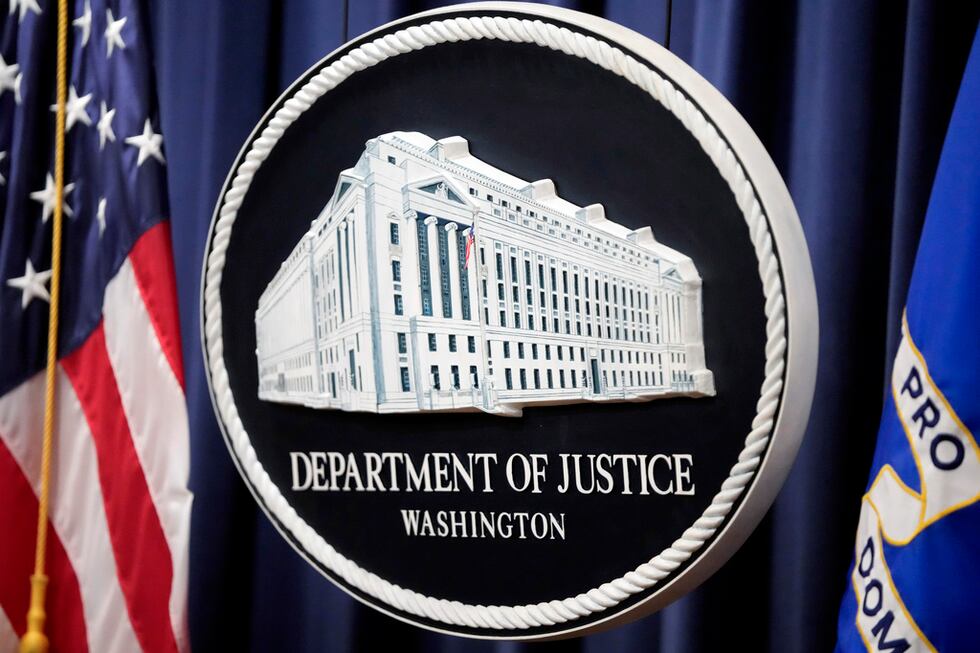 El logo del Departamento de Justicia de Estados Unidos en la sede de esa agencia en Washington...