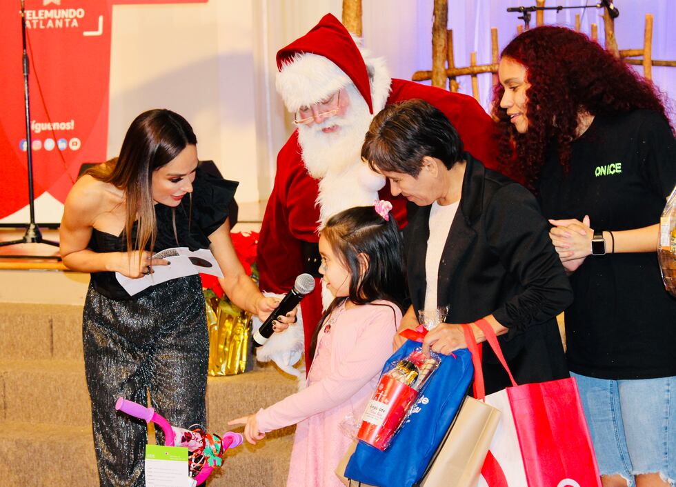 Telemundo Atlanta celebró el jueves su tradicional evento NaviDando.