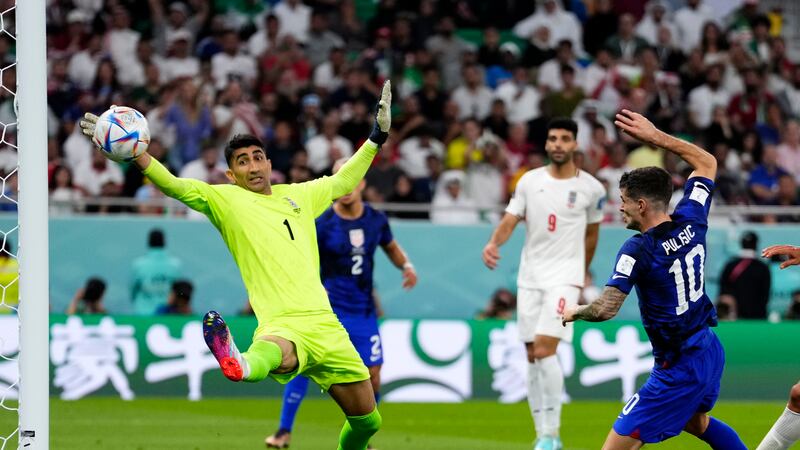 Christian Pulisic (derecha) anota el primer gol de Estados Unidos ante Irán en el partido por...