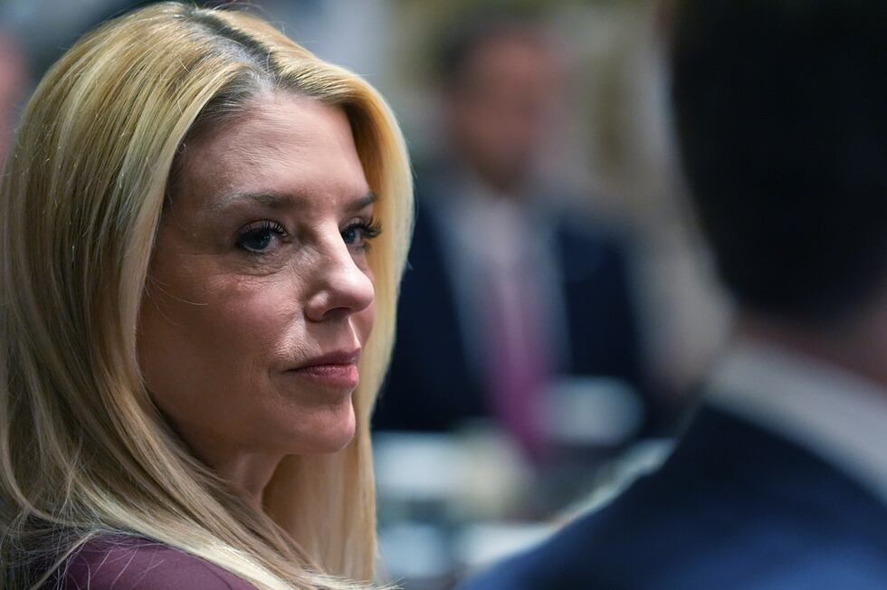 La secretaria de Justicia de Estados Unidos Pam Bondi en la Casa Blanca en Washington, el 26...