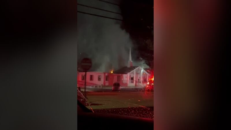 El incendio ocurrió en la Cornerstone Worship Center, en Old Mill Road, en Cartersville, que...