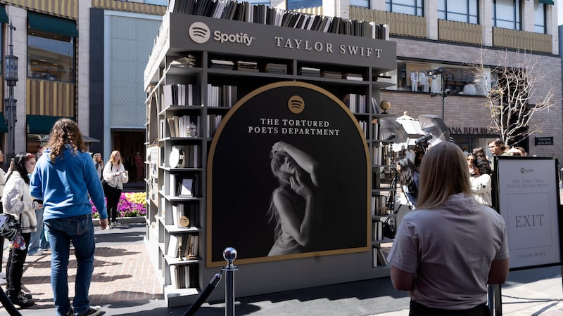 Taylor Swift lana del rey snow on the beach coachella 2024