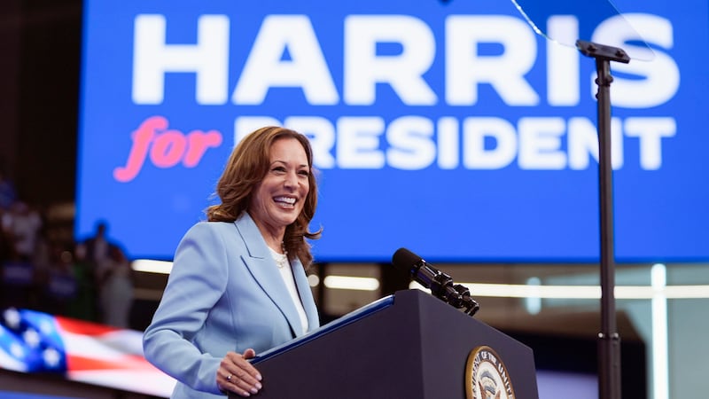 En un bullicioso mitin en Georgia, Harris reta a Trump decirle las cosas “a la cara” y debatir