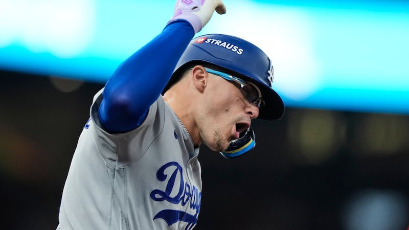 Enrique Hernández, de los Dodgers de Los Ángeles, celebra su jonrón de dos carreras durante la...