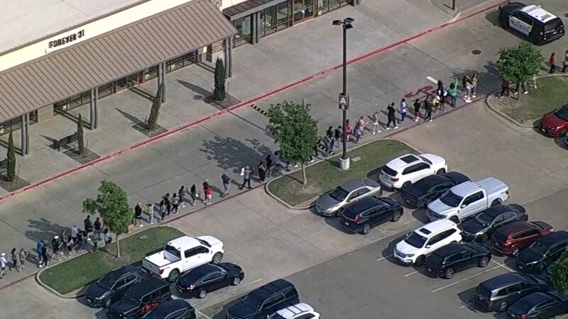 En esta imagen tomada de un video proporcionado por el canal de televisión WFAA, clientes y...