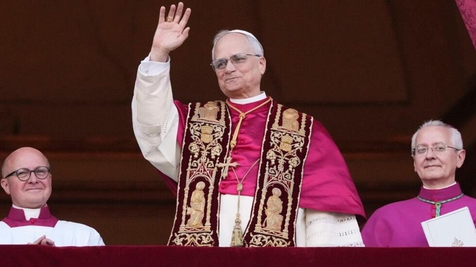 El cardenal Robert Prevost, ahora papa León XIV, en su aparición en la logia central de la...