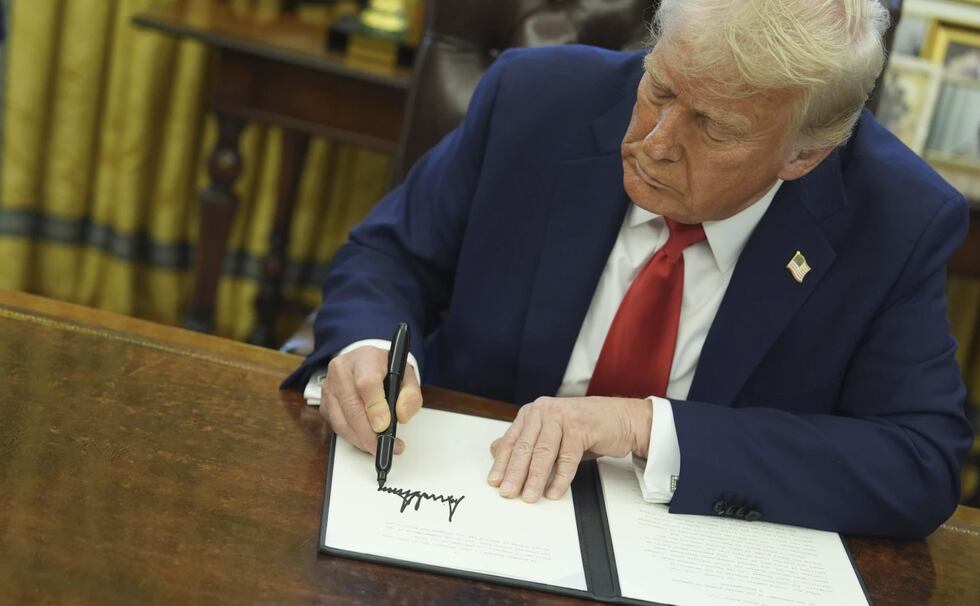 El presidente Donald Trump firmó dos nuevas órdenes ejecutivas en materia de inmigración con...