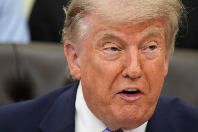 El presidente estadounidense Donald Trump en la Oficina Oval en la Casa Blanca en Washington,...