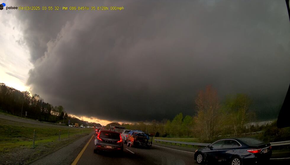 Formación de nubes sobre la I-65 tras el paso de las tormentas severas en Tennessee.