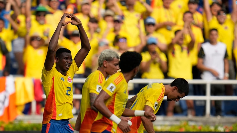 Carlos Cuesta (izquierda) celebra tras anotar el primer gol de Colombia ante Argentina en las...