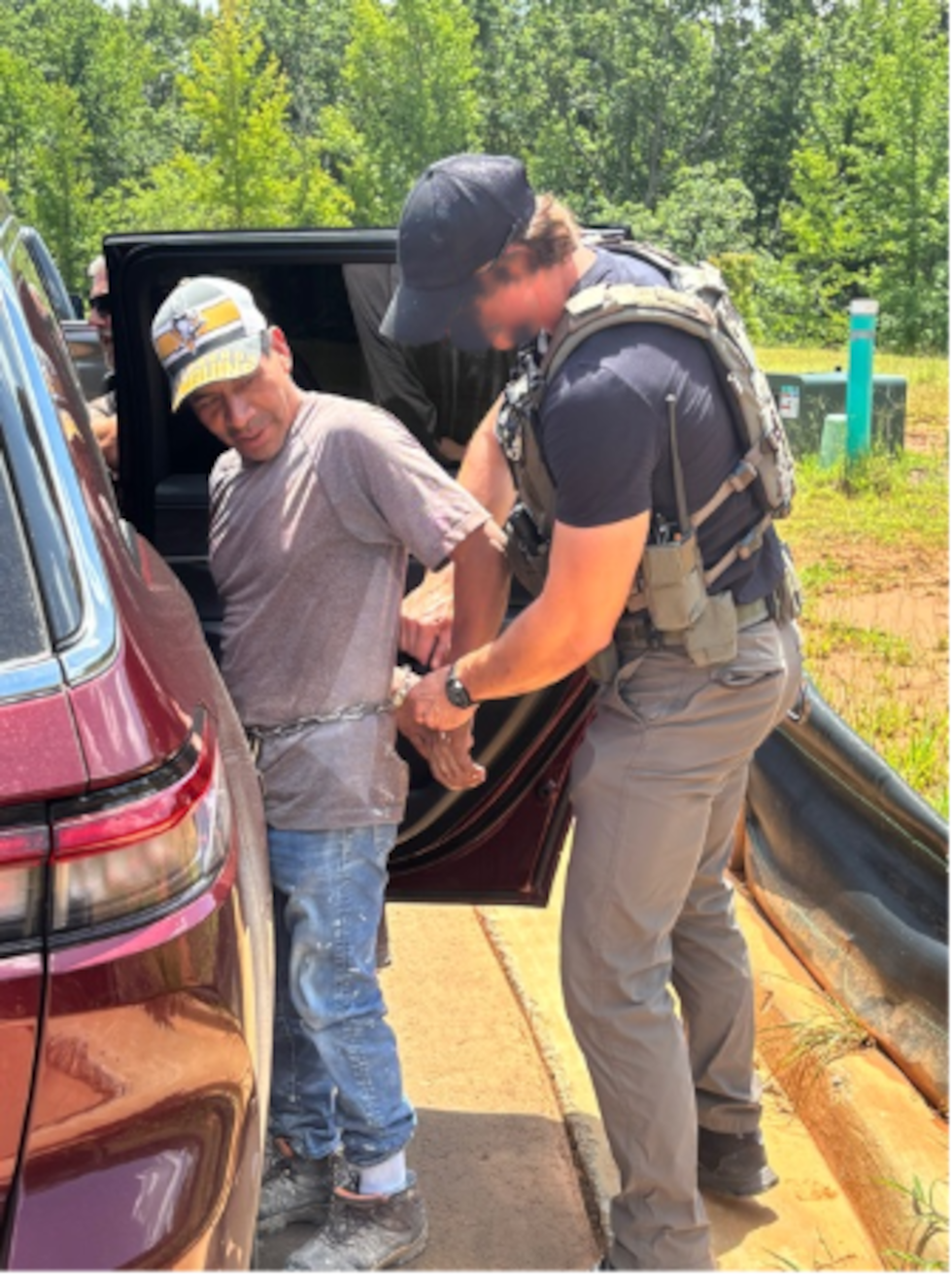 Más de mil arrestos en operativo de ICE en Georgia.