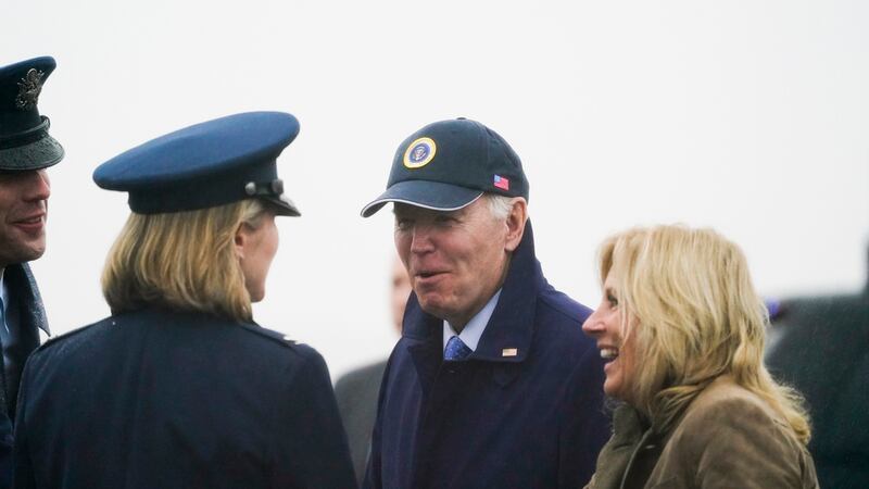 El presidente Joe Biden y la primera dama Jill Biden en la Base de la Fuerza Aérea Andrews en...