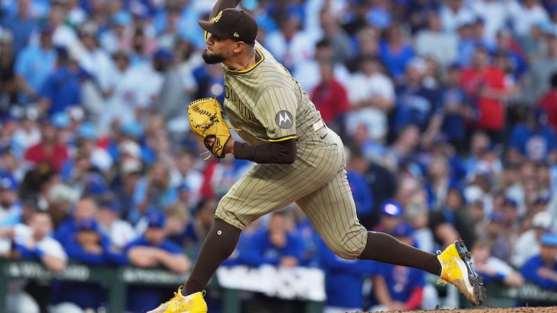 ARCHIVO - El venezolano Robert Suárez, lanzador de los Padres de San Diego, lanza la pelota...