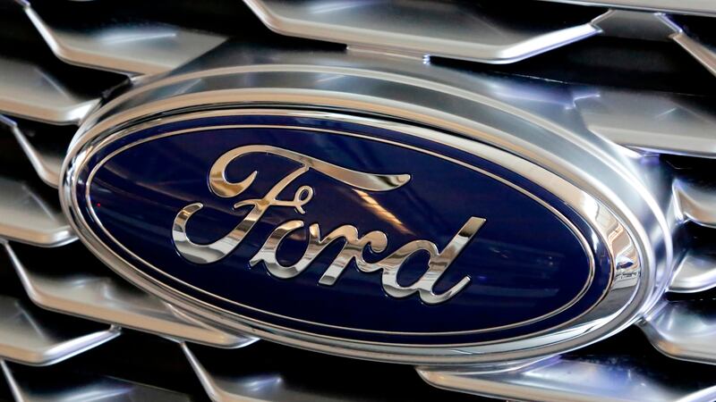 ARCHIVO- Esta fotografía de archivo del 15 de febrero de 2018 muestra un logotipo de Ford en...