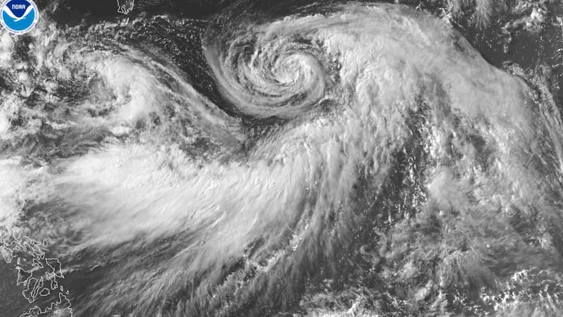 Esta imagen satelital proporcionada por la Oficina Nacional de Administración Oceánica y...