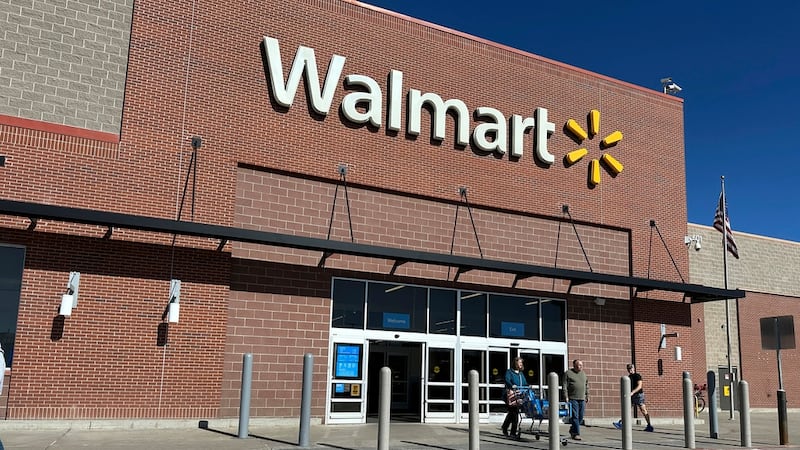 ARCHIVO - Los compradores salen de una tienda Walmart, el 21 de febrero de 2024, en Englewood,...