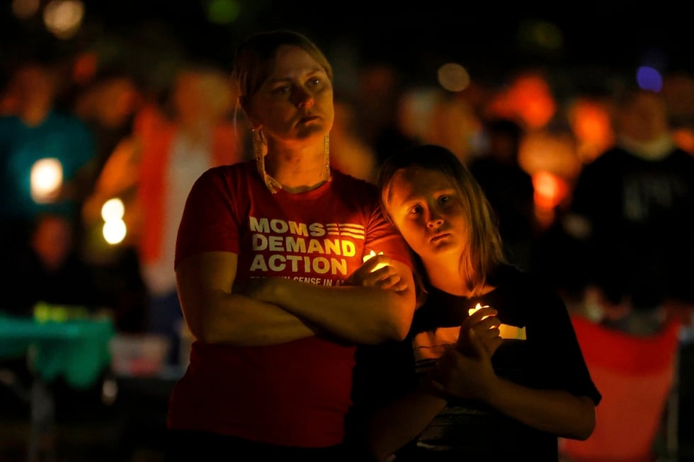 Gente reunida en una vigilia en el parque Lynnhurst Park tras una balacera en la Escuela...