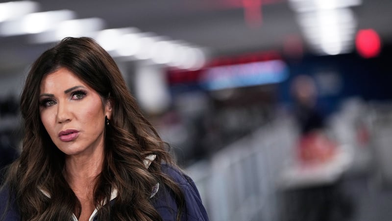 La secretaria de Seguridad Nacional de EEUU, Kristi Noem, habla durante una rueda de prensa en...