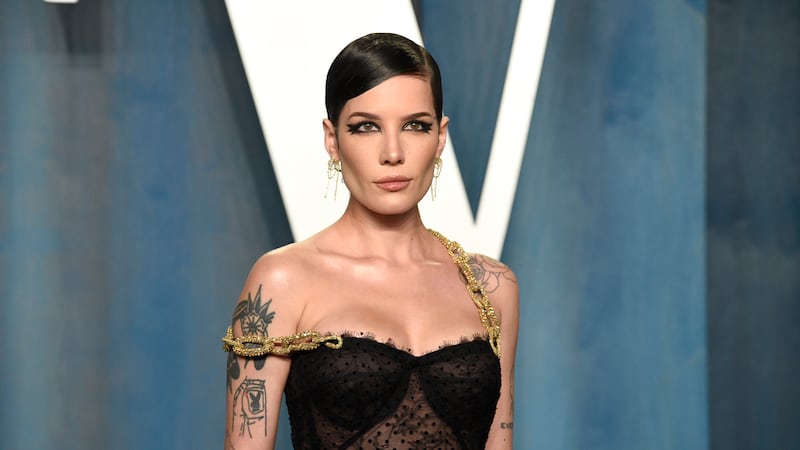 ARCHIVO- Halsey en la fiesta de los Oscar de Vanity Fair en Beverly Hills, California, el 27...
