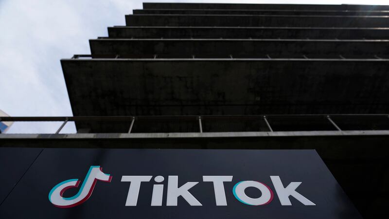 Esta fotografía del 17 de marzo de 2023 muestra el edificio de TikTok Inc. en Culver City,...